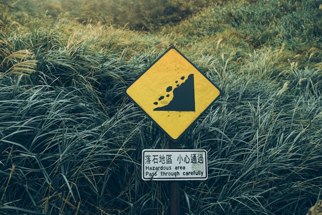warning sign falling rocks